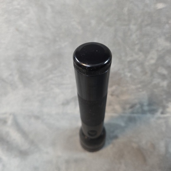 Maglite 2 D Cell Flashlight Made In The USA - Picture 3 of 6